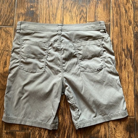 Prana men’s size 36 waist and 9 inch length shorts - Picture 8 of 11